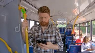 乘坐4k公交车时使用手机的男子